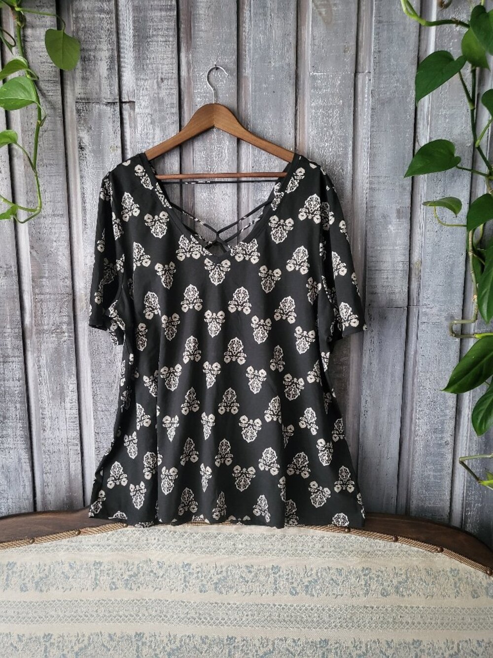 Black Damask Medallion Lace Up Strappy V-Neck Top Plus Size 2X NWOT